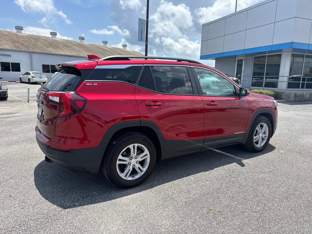 Used 2022 GMC Terrain SLE w/ Driver Convenience Package image 5