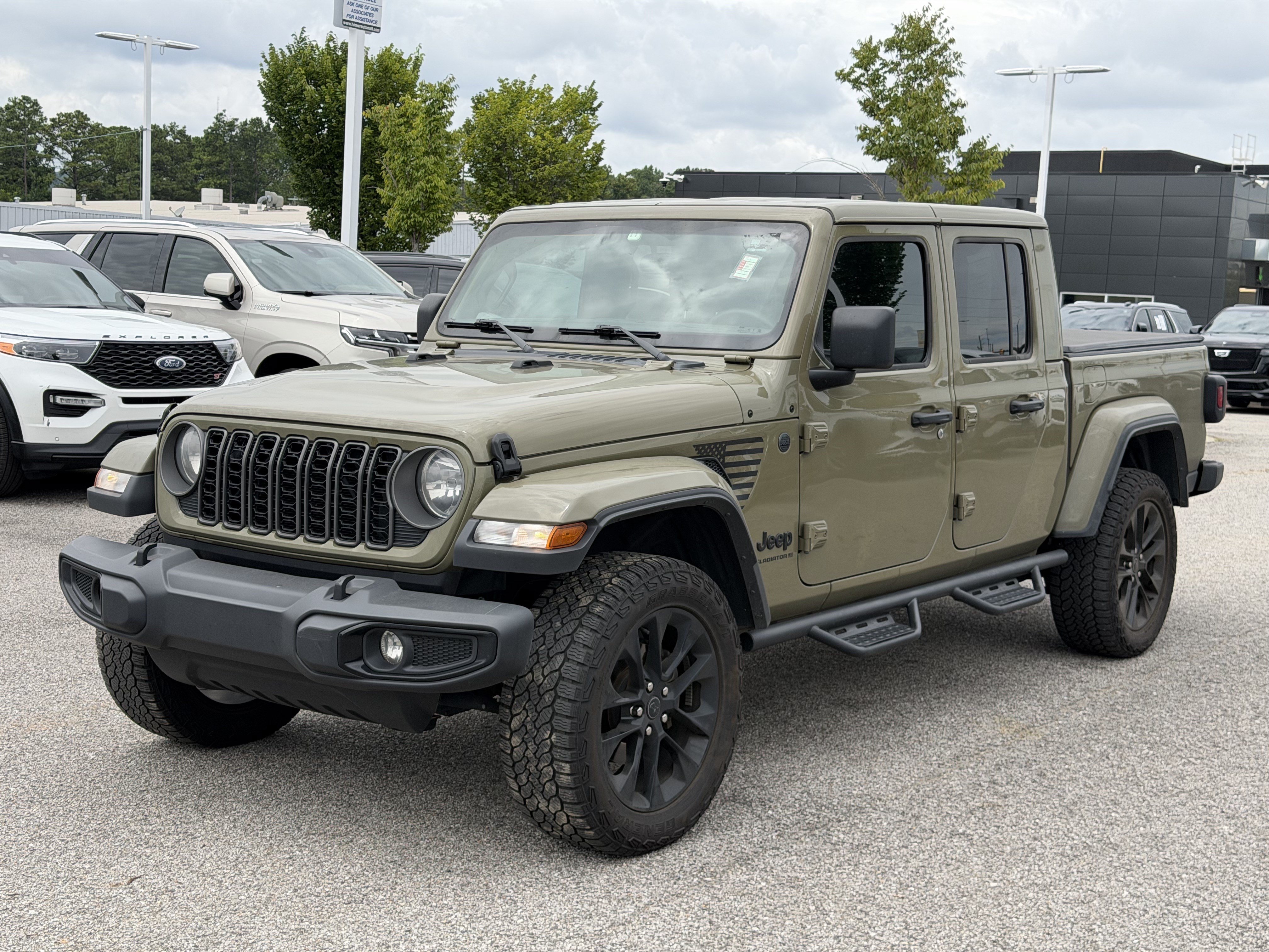 Used 2025 Jeep Gladiator Sport AWD/4WD image 5