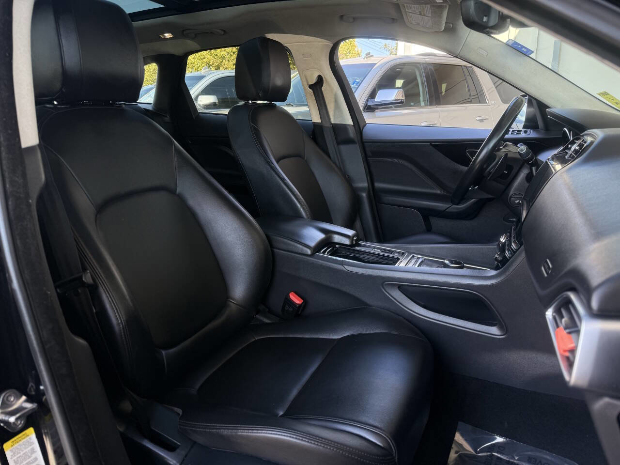Used 2019 Jaguar F-PACE Premium image 15