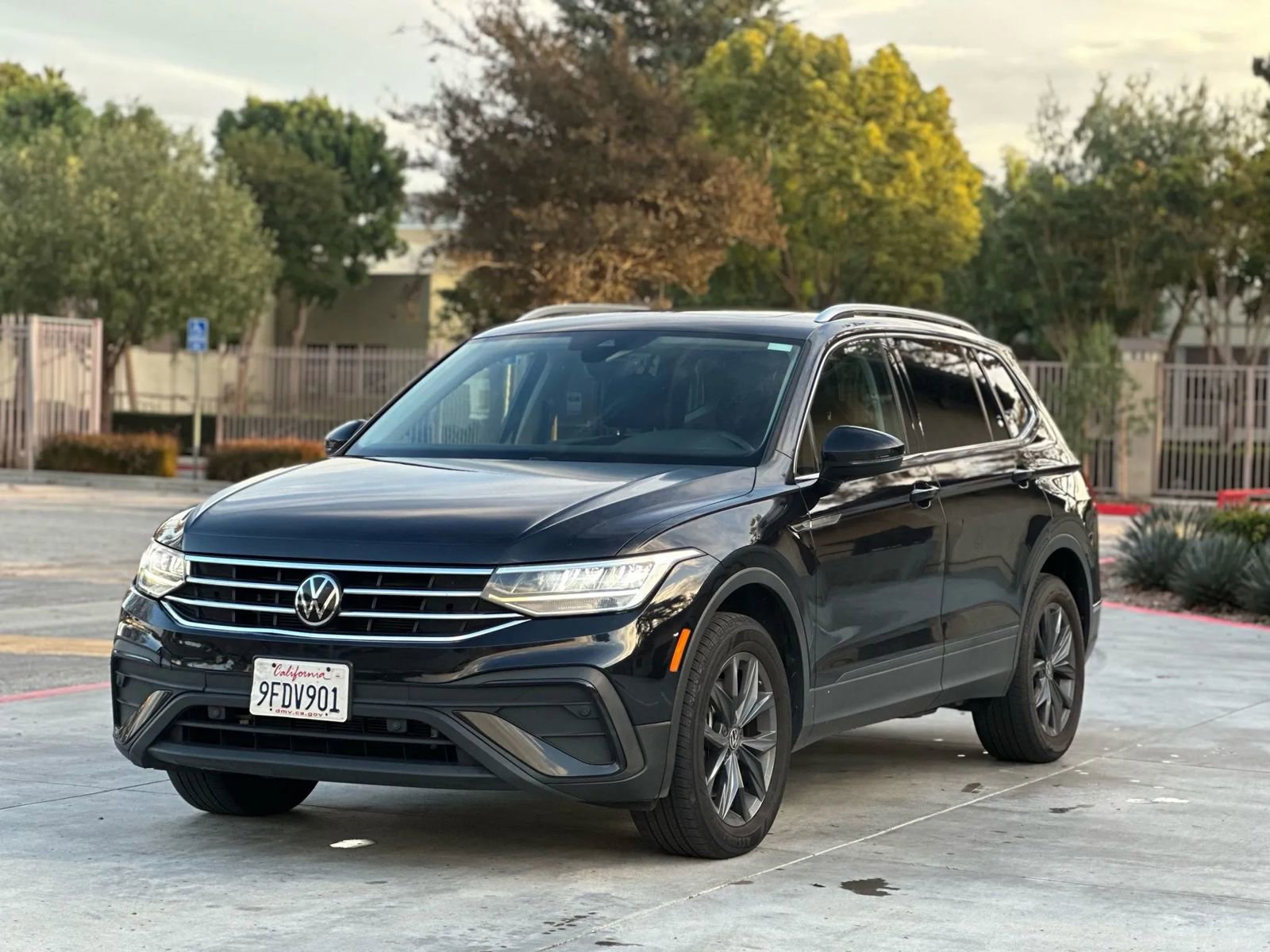 Used 2023 Volkswagen Tiguan SE w/ Panoramic Sunroof Package image 3