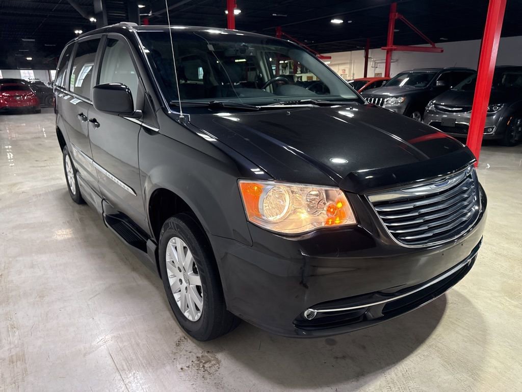 Used 2015 Chrysler Town & Country Touring image 8