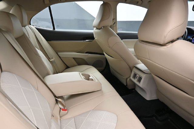 Used 2018 Toyota Camry XLE FWD image 11