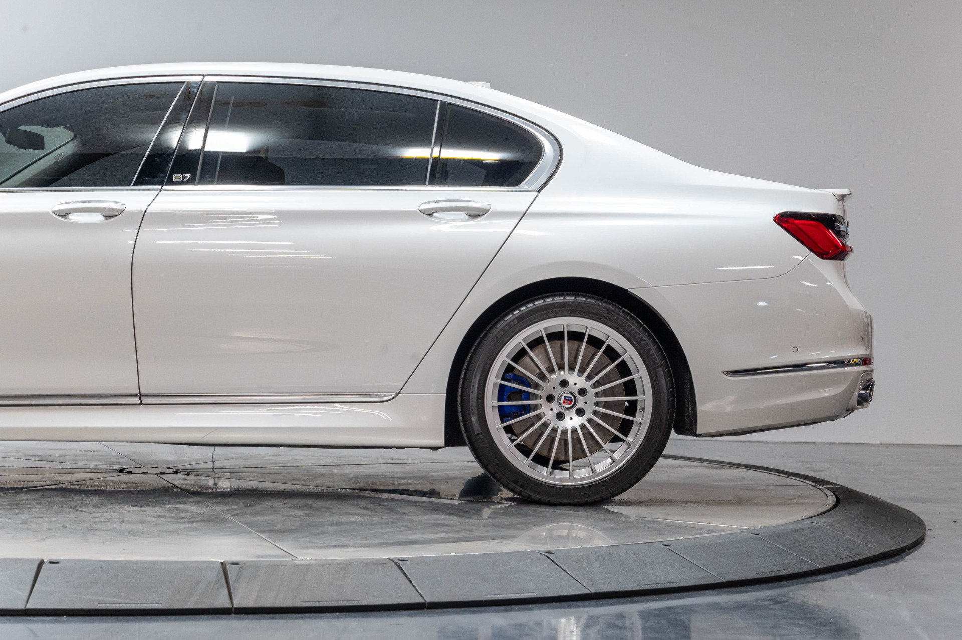 Used 2022 BMW ALPINA B7 xDrive AWD/4WD image 38