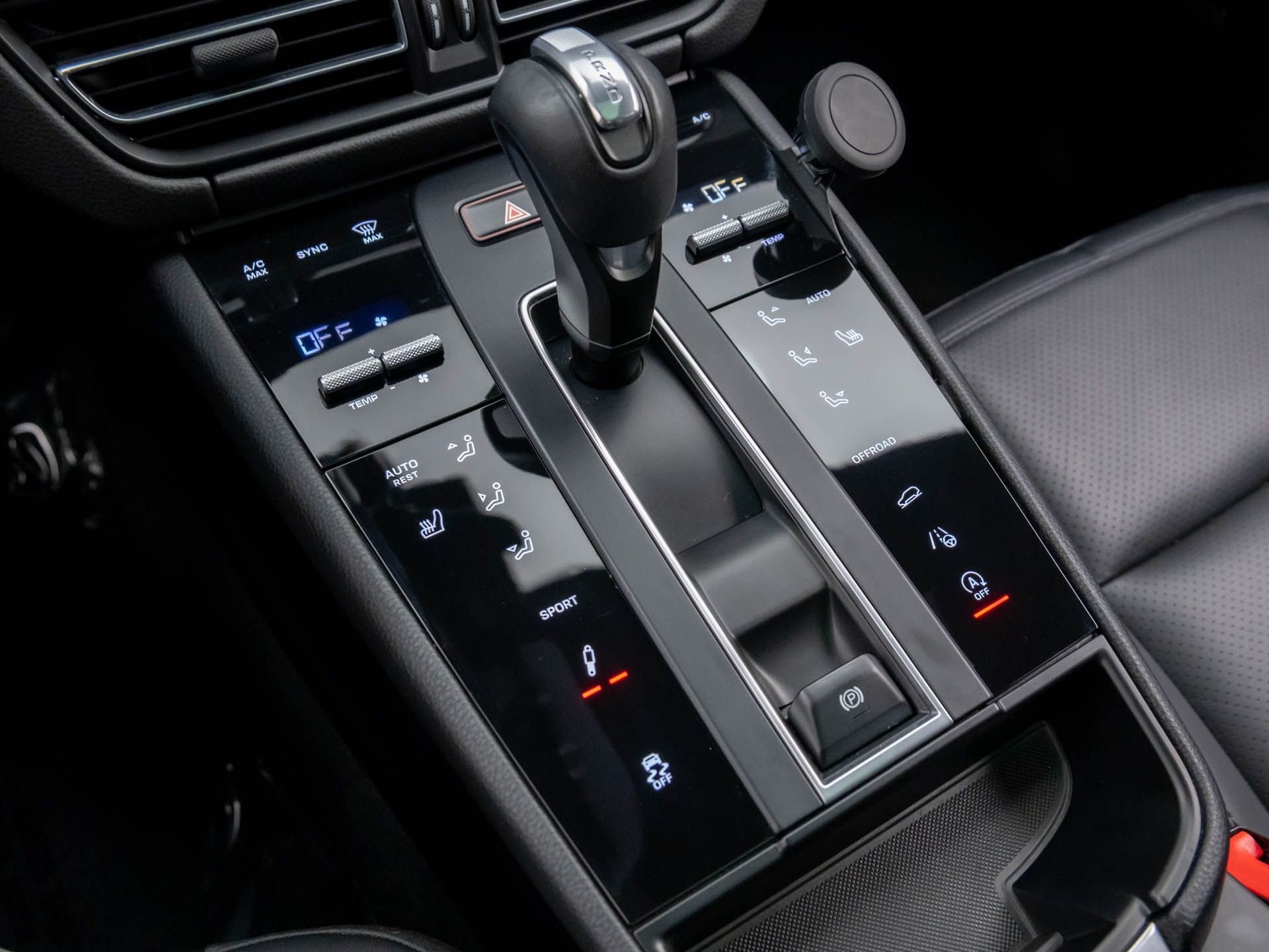 Used 2022 Porsche Macan S w/ Premium Package image 11