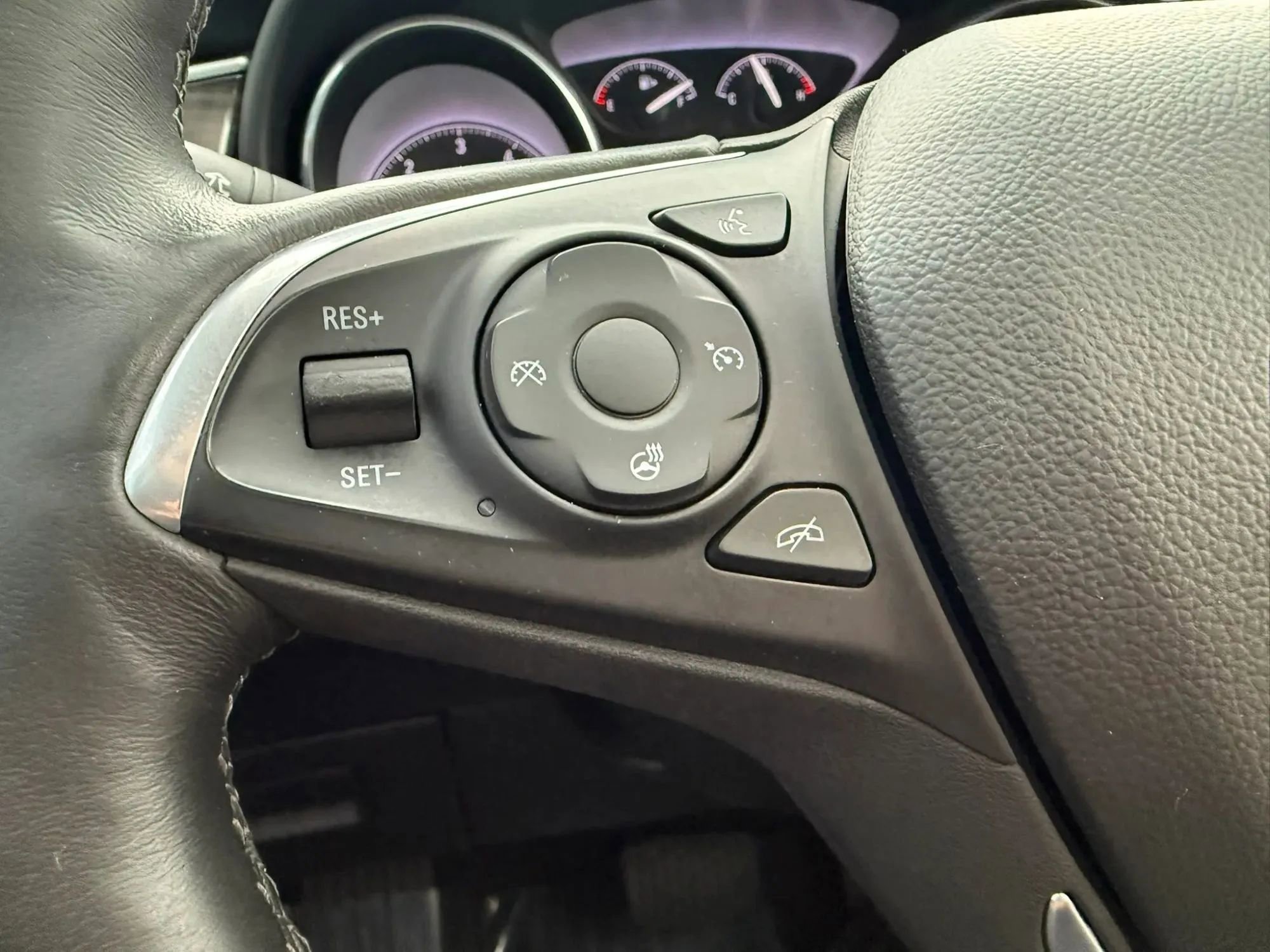 Used 2019 Buick Envision Essence FWD image 18