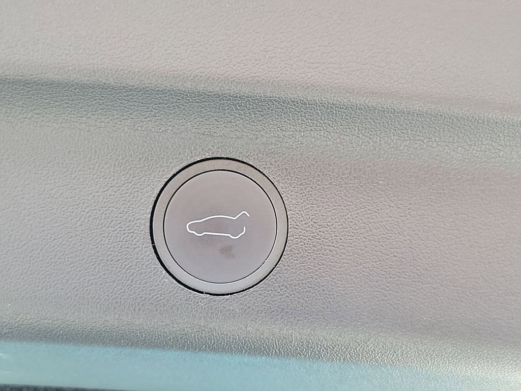 Used 2022 Tesla Model Y Long Range image 9