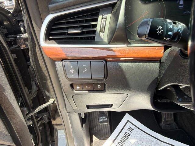 Used 2017 Kia Cadenza Premium w/ Luxury Package FWD image 19