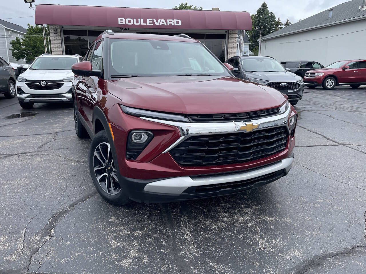 Used 2025 Chevrolet TrailBlazer LT w/ LT Cold Weather Package AWD/4WD image 1