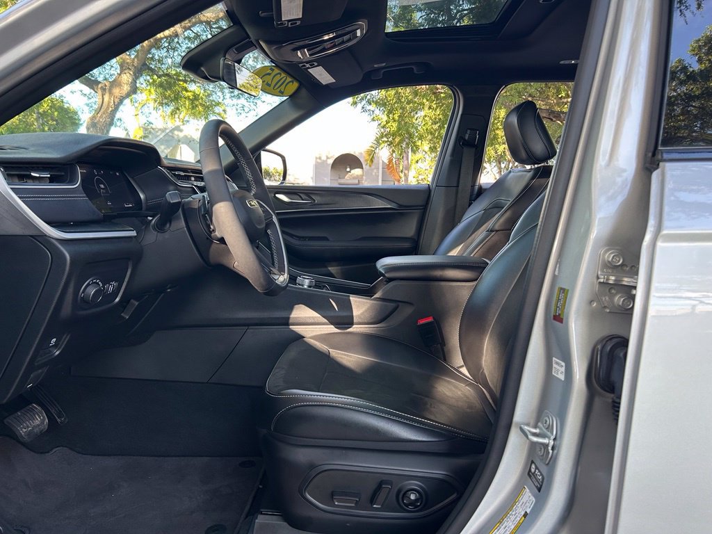 Used 2025 Jeep Grand Cherokee L Altitude RWD image 16
