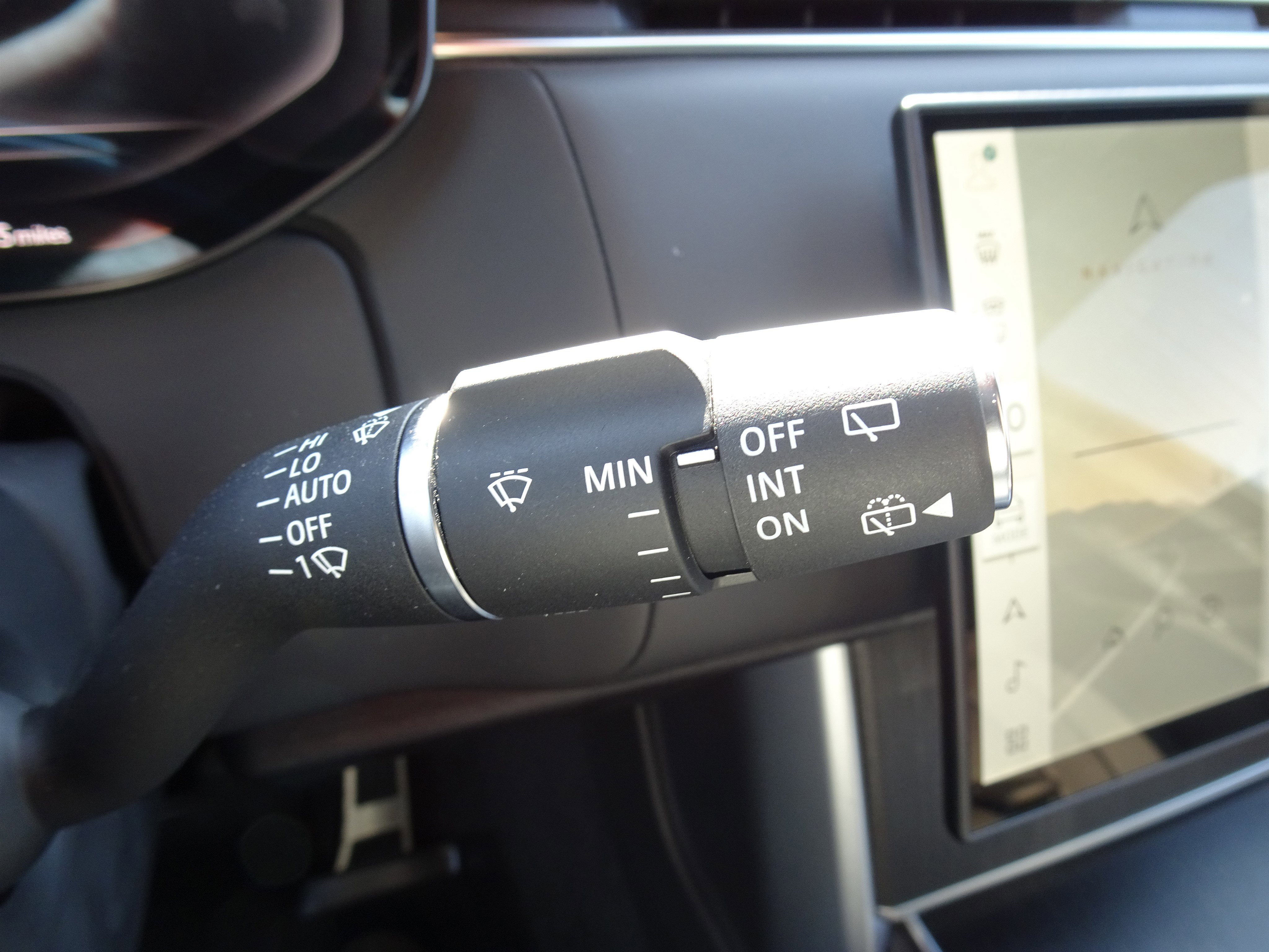 Certified 2025 Land Rover Range Rover SE image 32