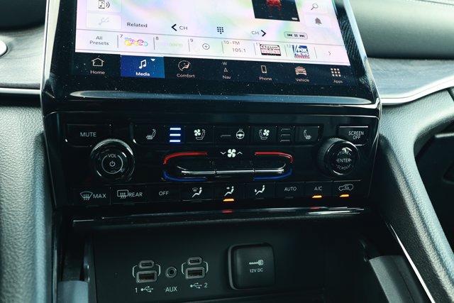 Used 2023 Jeep Grand Cherokee L Limited w/ Luxury Tech Group II AWD/4WD image 19
