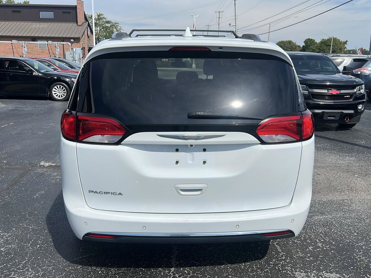 Used 2017 Chrysler Pacifica Touring-L Plus w/ Tire & Wheel Group FWD image 4