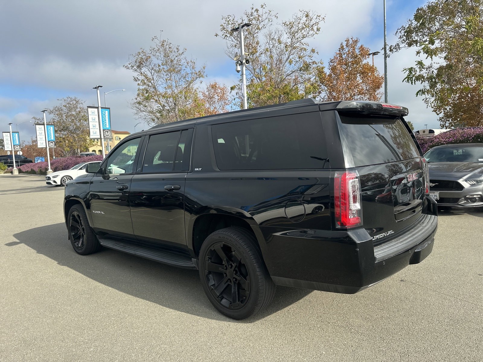 Used 2019 GMC Yukon XL SLT w/ Graphite Performance Edition image 4