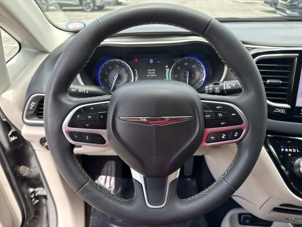 Used 2023 Chrysler Pacifica Touring-L FWD image 43