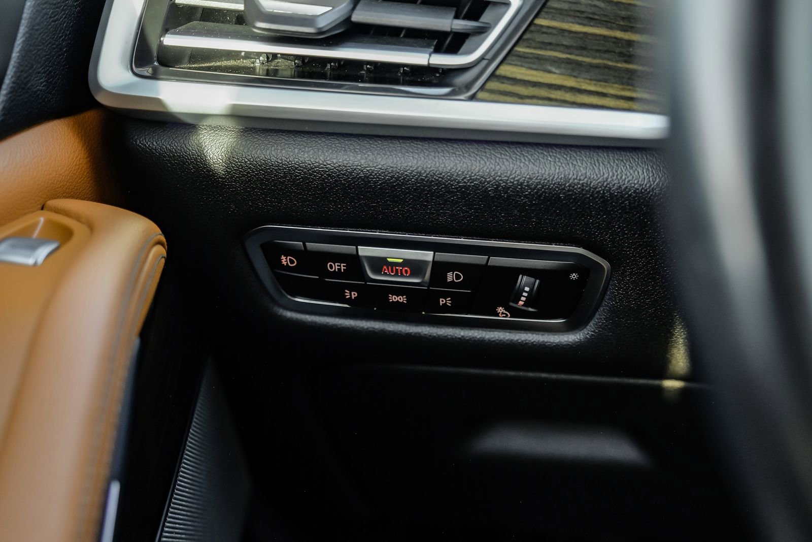 Used 2021 BMW X7 M50i w/ Executive Package image 30