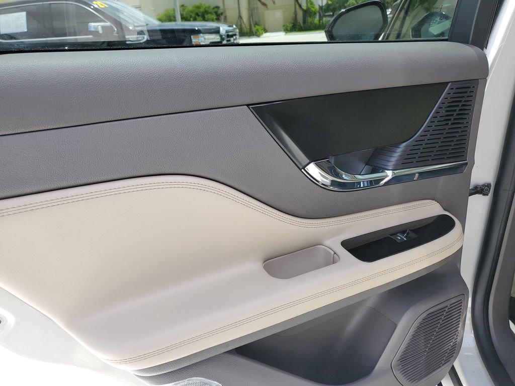 Certified 2022 Lincoln Corsair AWD w/ Premium Package image 9