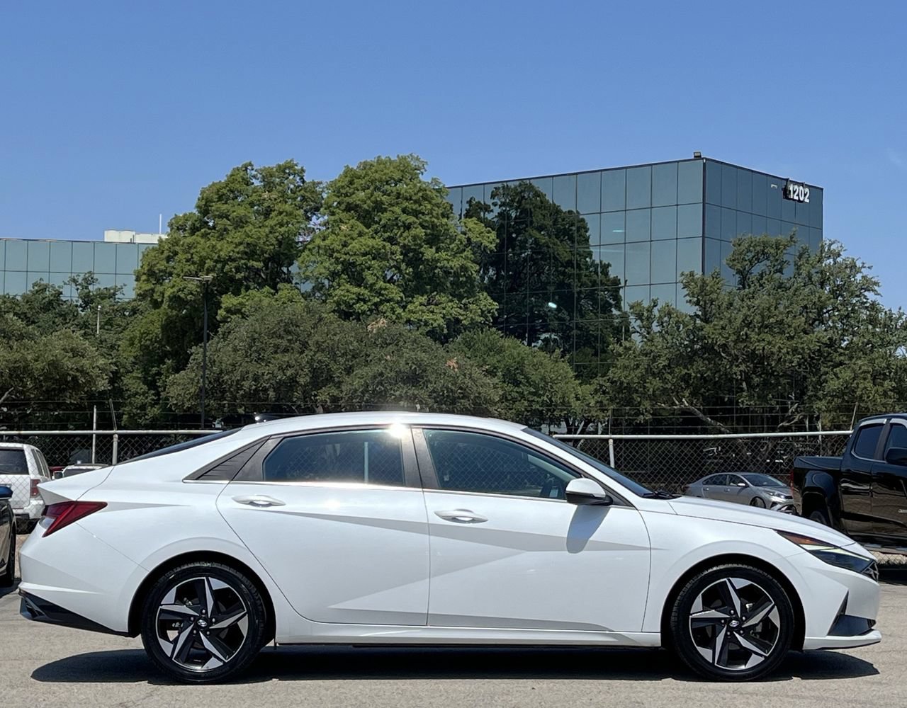 Used 2021 Hyundai Elantra Limited FWD image 3