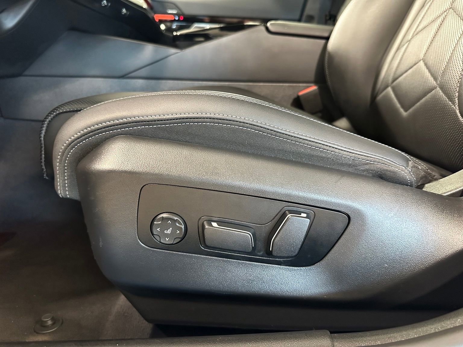 Used 2024 BMW 530i w/ Convenience Package RWD image 14