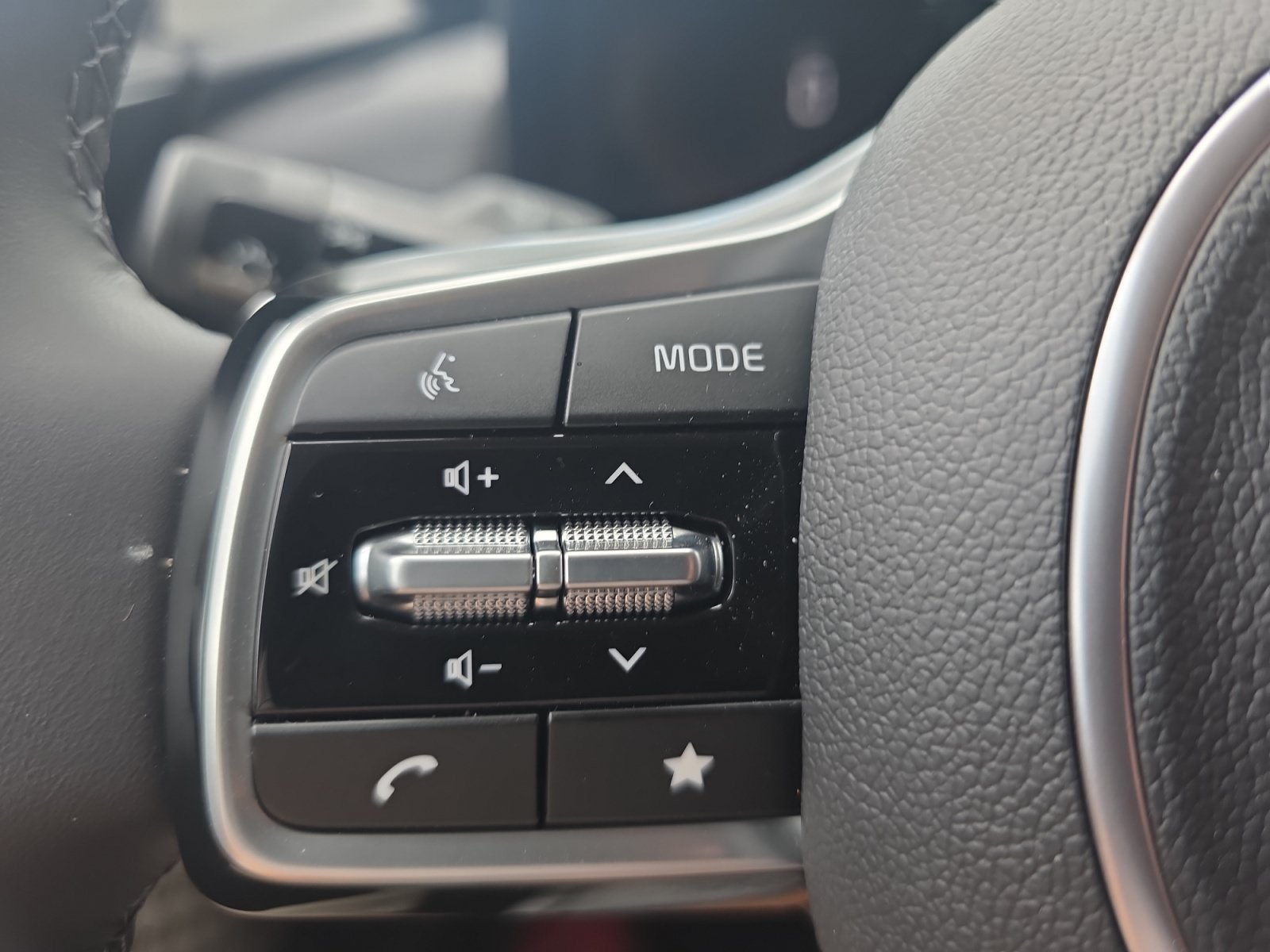 Certified 2026 Kia Carnival LX FWD image 25