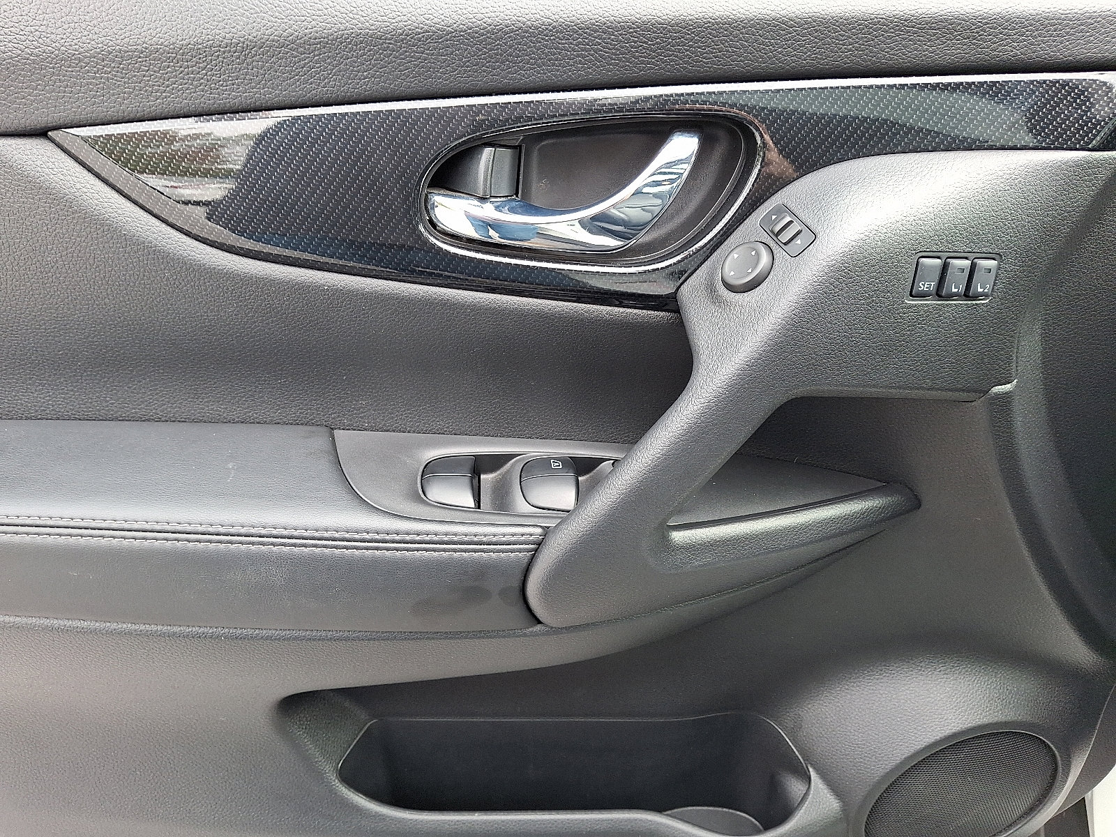 Used 2018 Nissan Rogue SL w/ Premium Package image 12