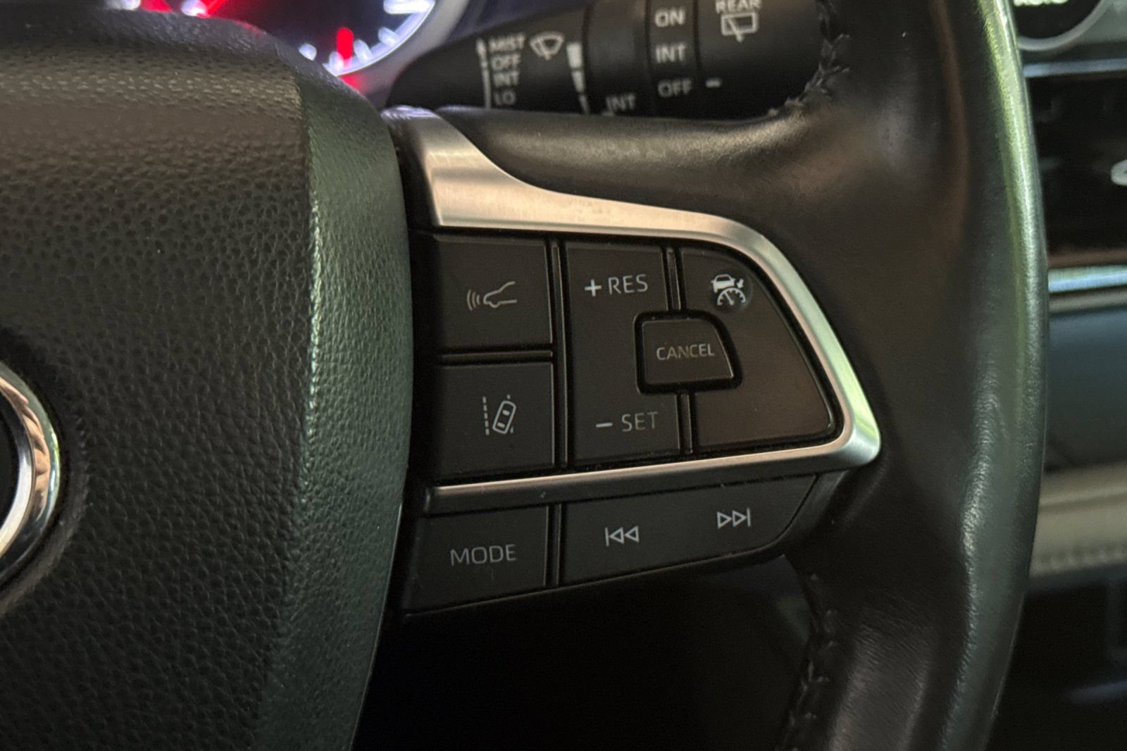 Used 2021 Toyota Highlander LE AWD/4WD image 33