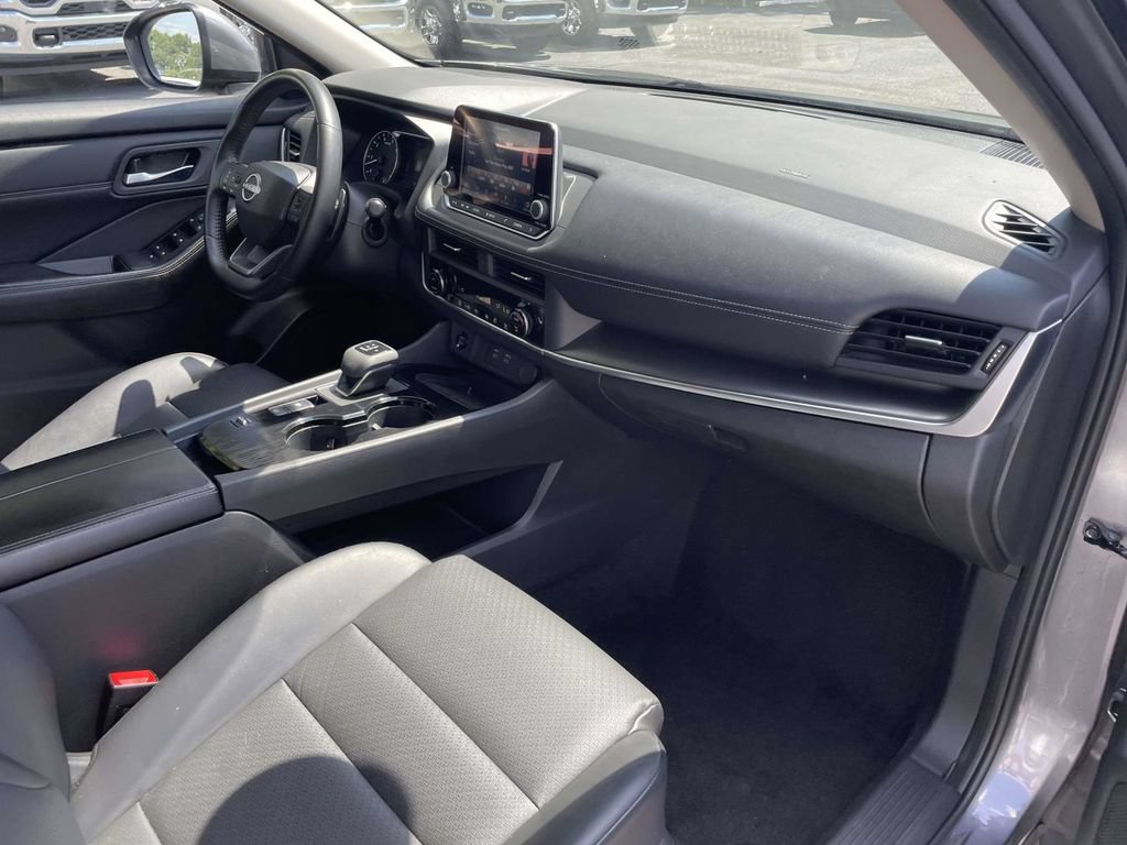 Used 2025 Nissan Rogue SV w/ SV Premium Package FWD image 14