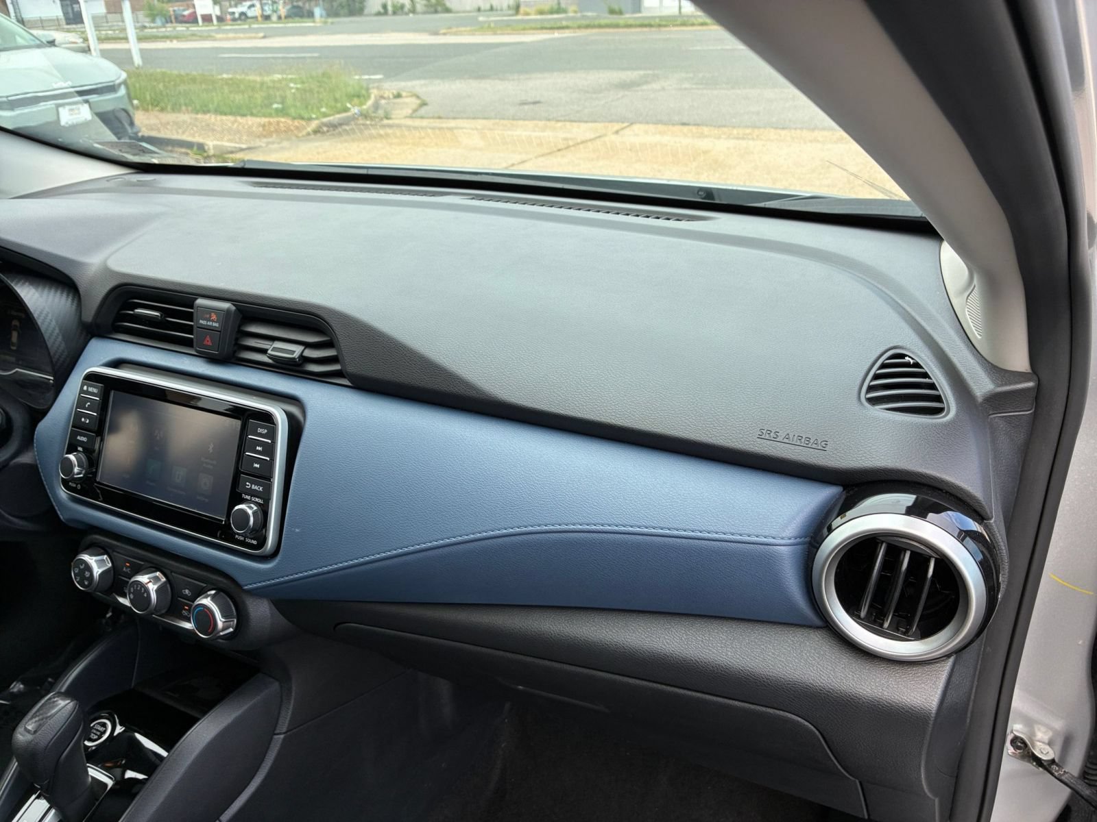 Used 2025 Nissan Versa SV FWD image 33