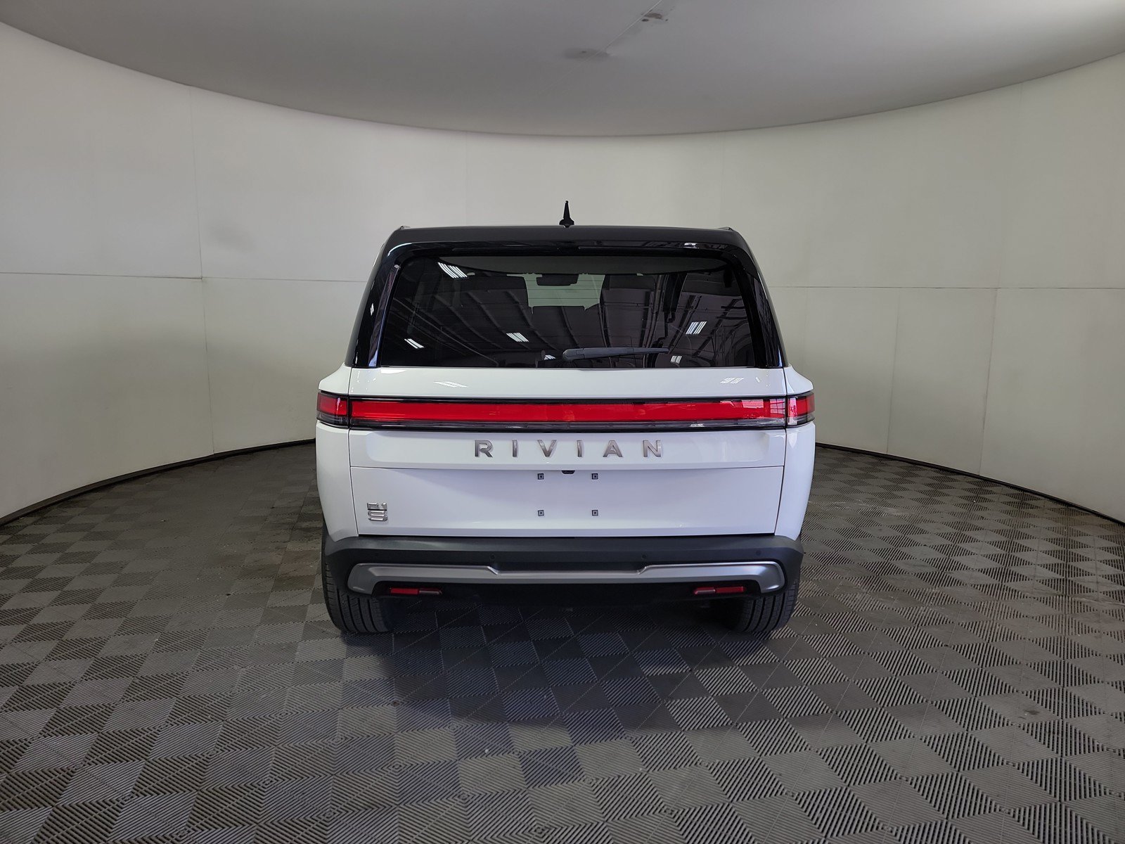 Used 2025 Rivian R1S Adventure AWD/4WD image 4