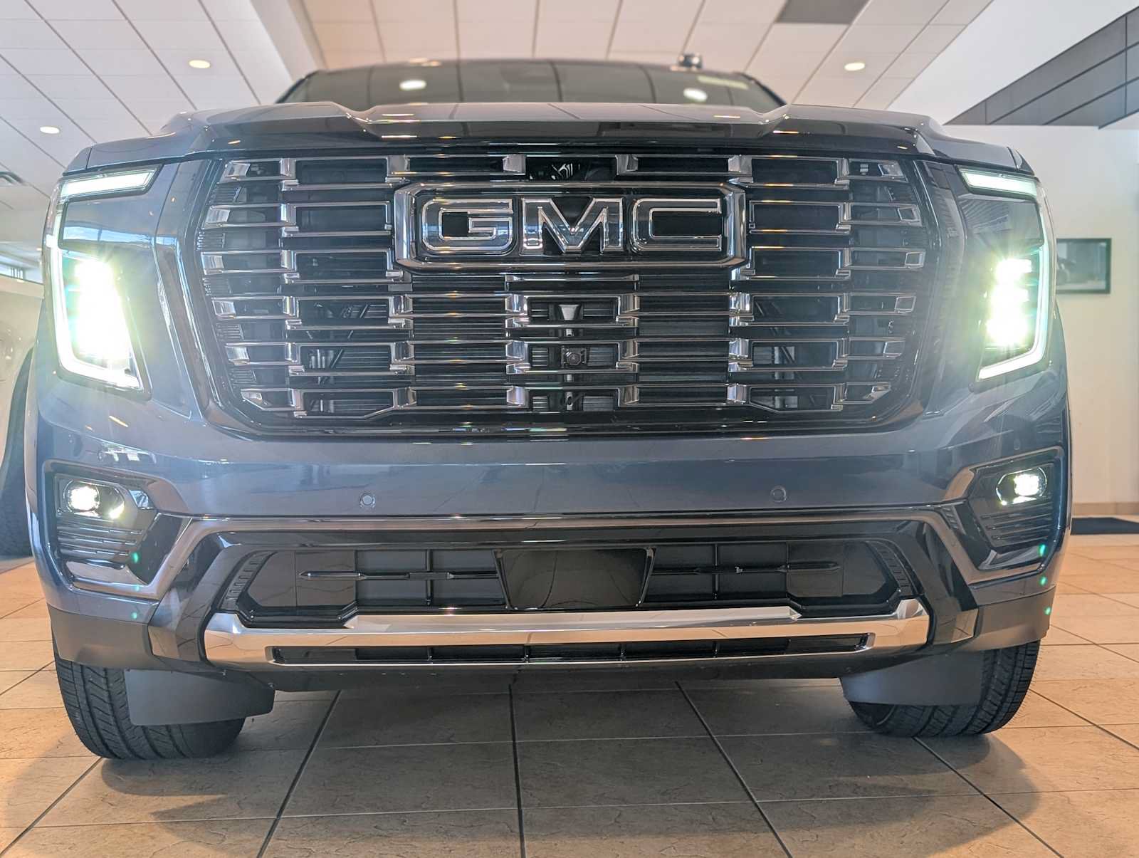 New 2026 GMC Yukon Denali Ultimate w/ LPO, Floor Liner Package AWD/4WD image 2