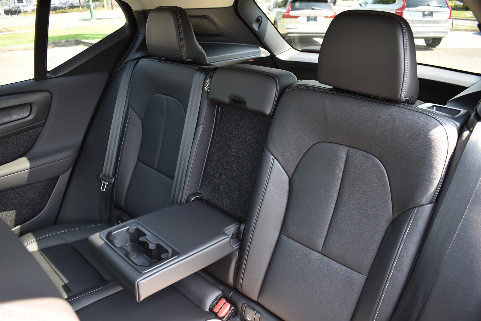 Used 2025 Volvo XC40 B5 Plus w/ Climate Package image 8