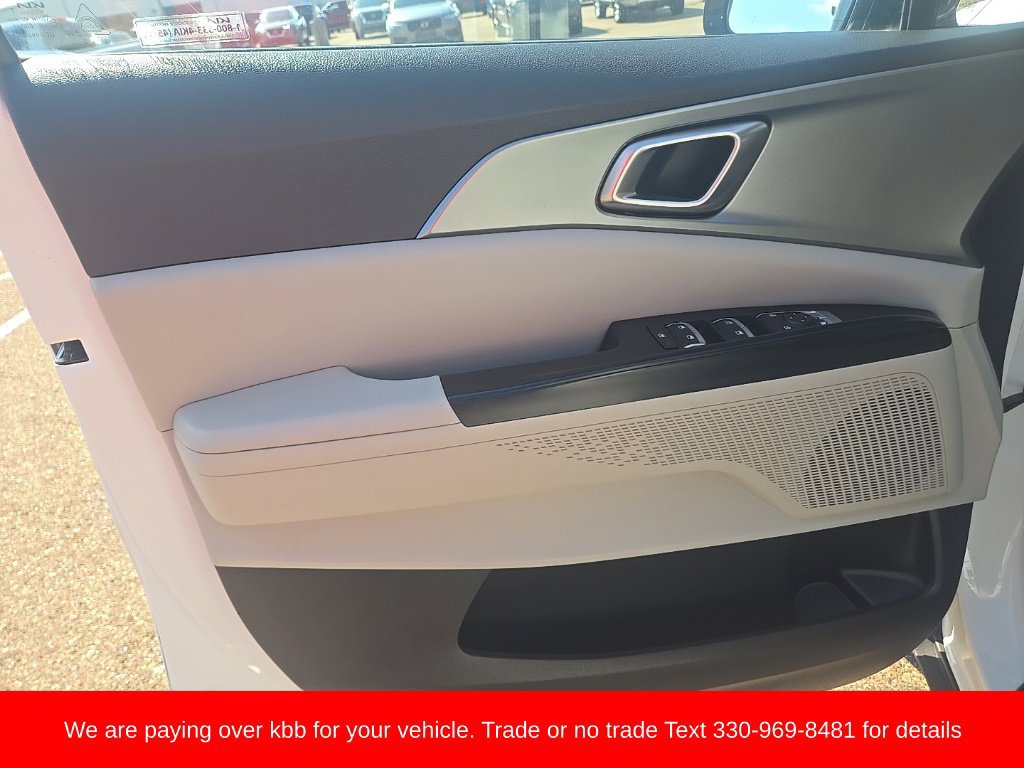 Used 2024 Kia Carnival LX FWD image 11
