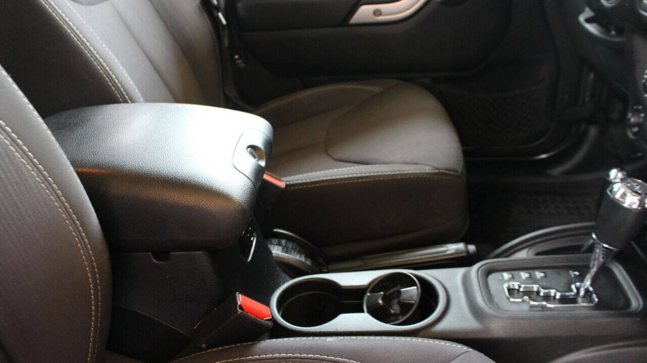 Used 2014 Jeep Wrangler Unlimited Sahara w/ Connectivity Group image 20