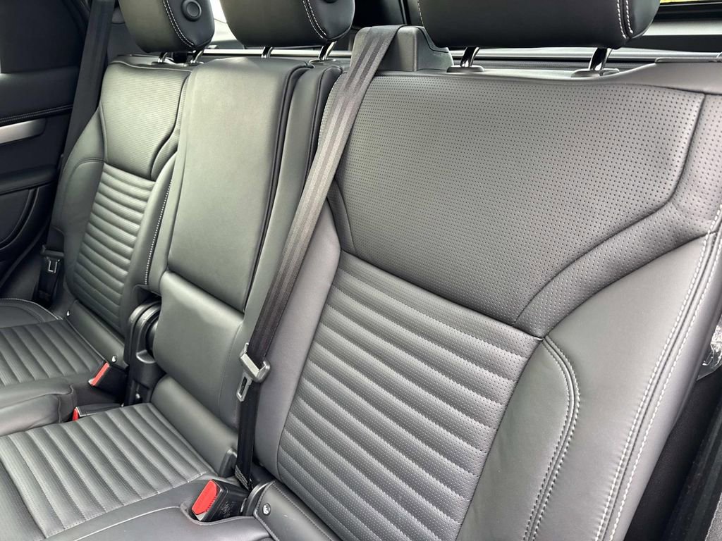 Certified 2025 Land Rover Discovery Dynamic SE image 14