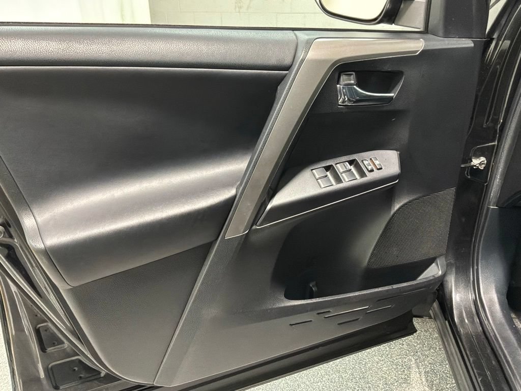 Used 2016 Toyota RAV4 XLE AWD/4WD image 21