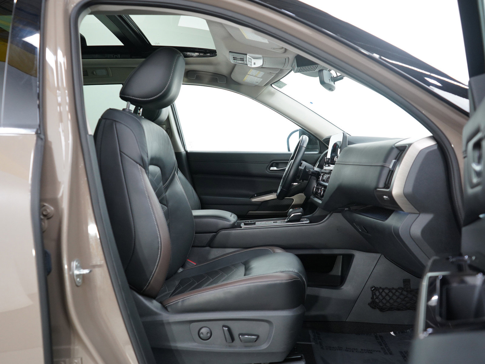 Used 2023 Nissan Pathfinder Platinum w/ Lighting Package (N92) image 10