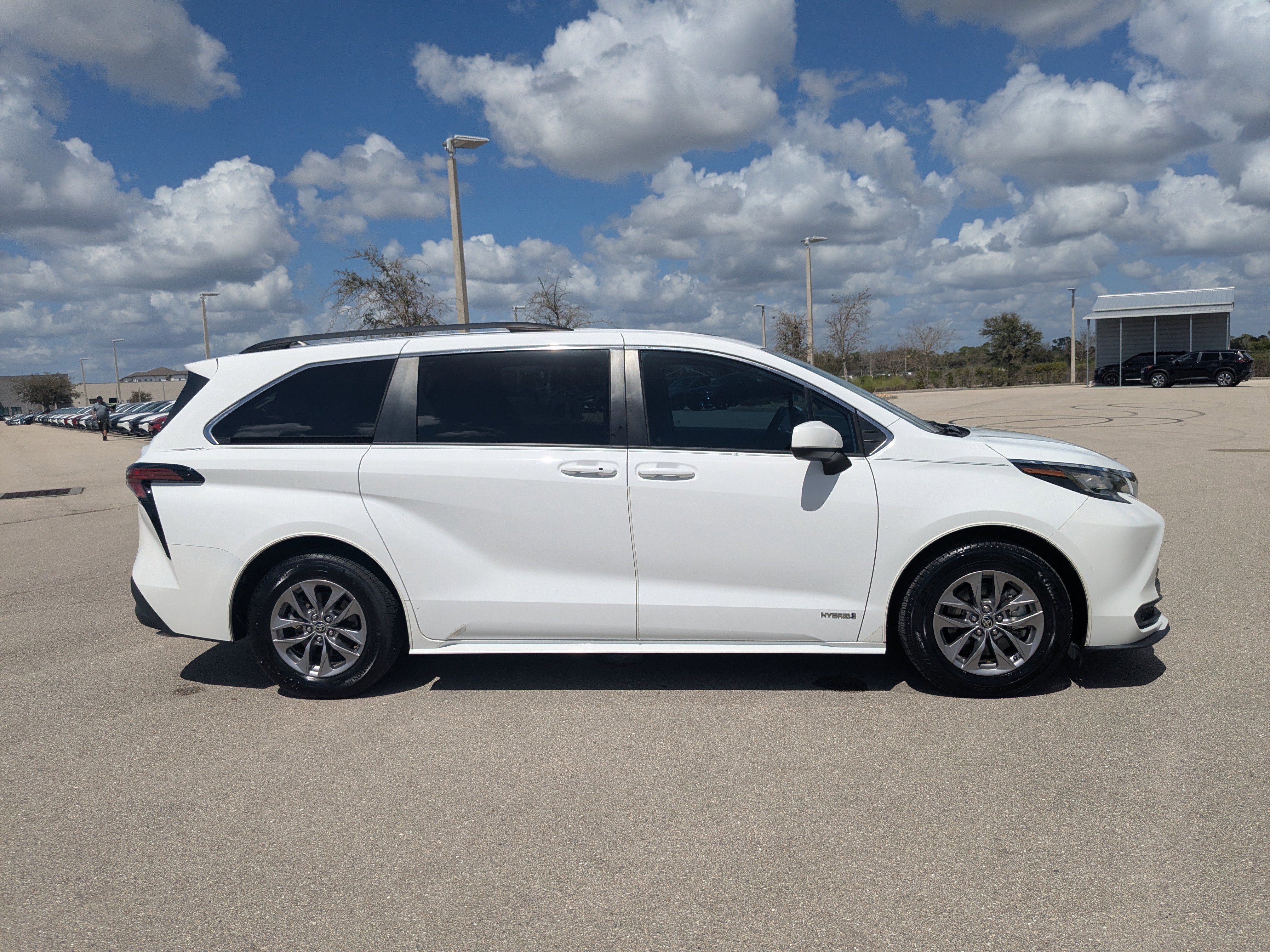 Used 2021 Toyota Sienna LE w/ LE Plus Package image 4