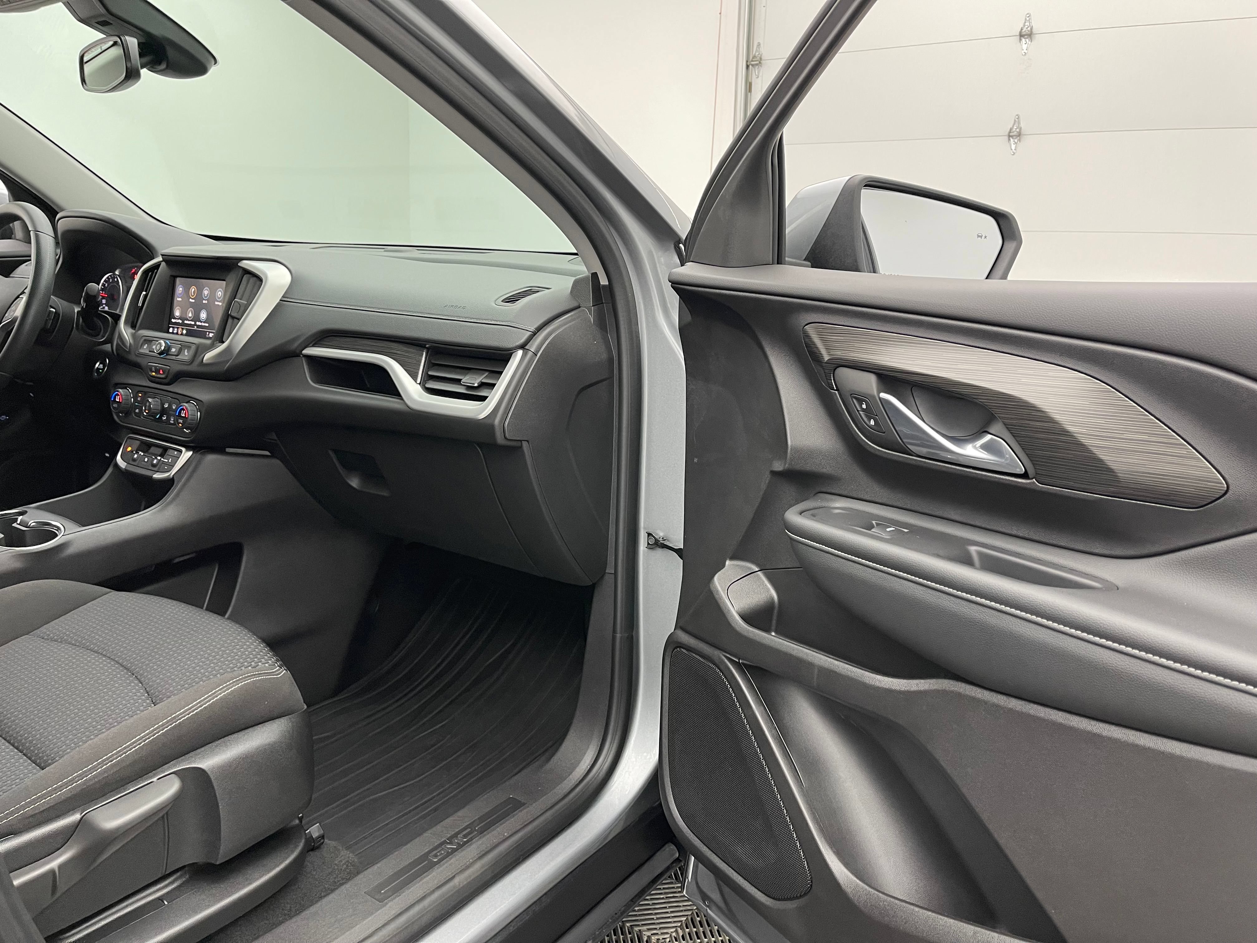 Used 2024 GMC Terrain SLE w/ Driver Convenience Package FWD image 29