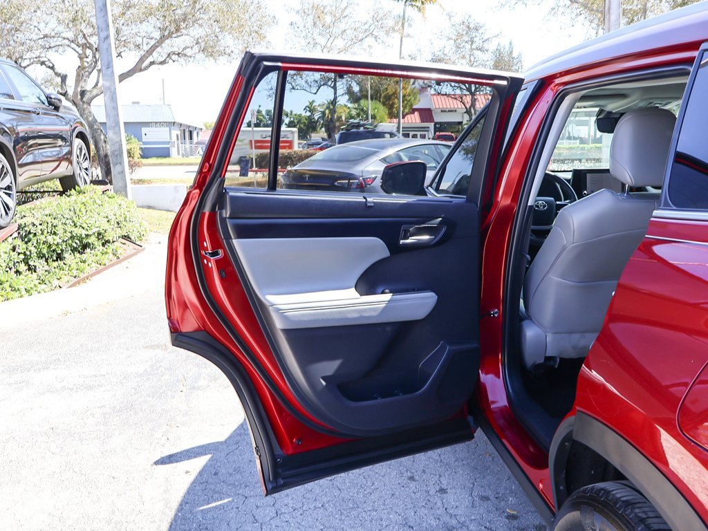 Used 2023 Toyota Highlander XLE image 25