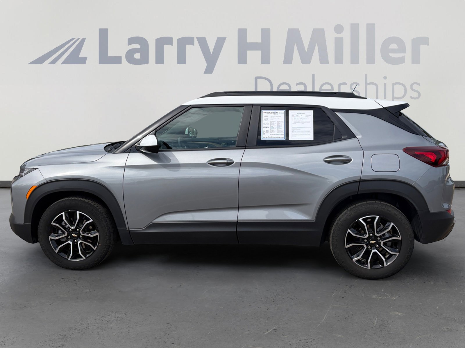 Used 2023 Chevrolet TrailBlazer ACTIV w/ Sun and Liftgate Package FWD image 3