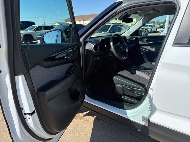 Used 2025 Chevrolet TrailBlazer LS w/ LS Convenience Package FWD image 9