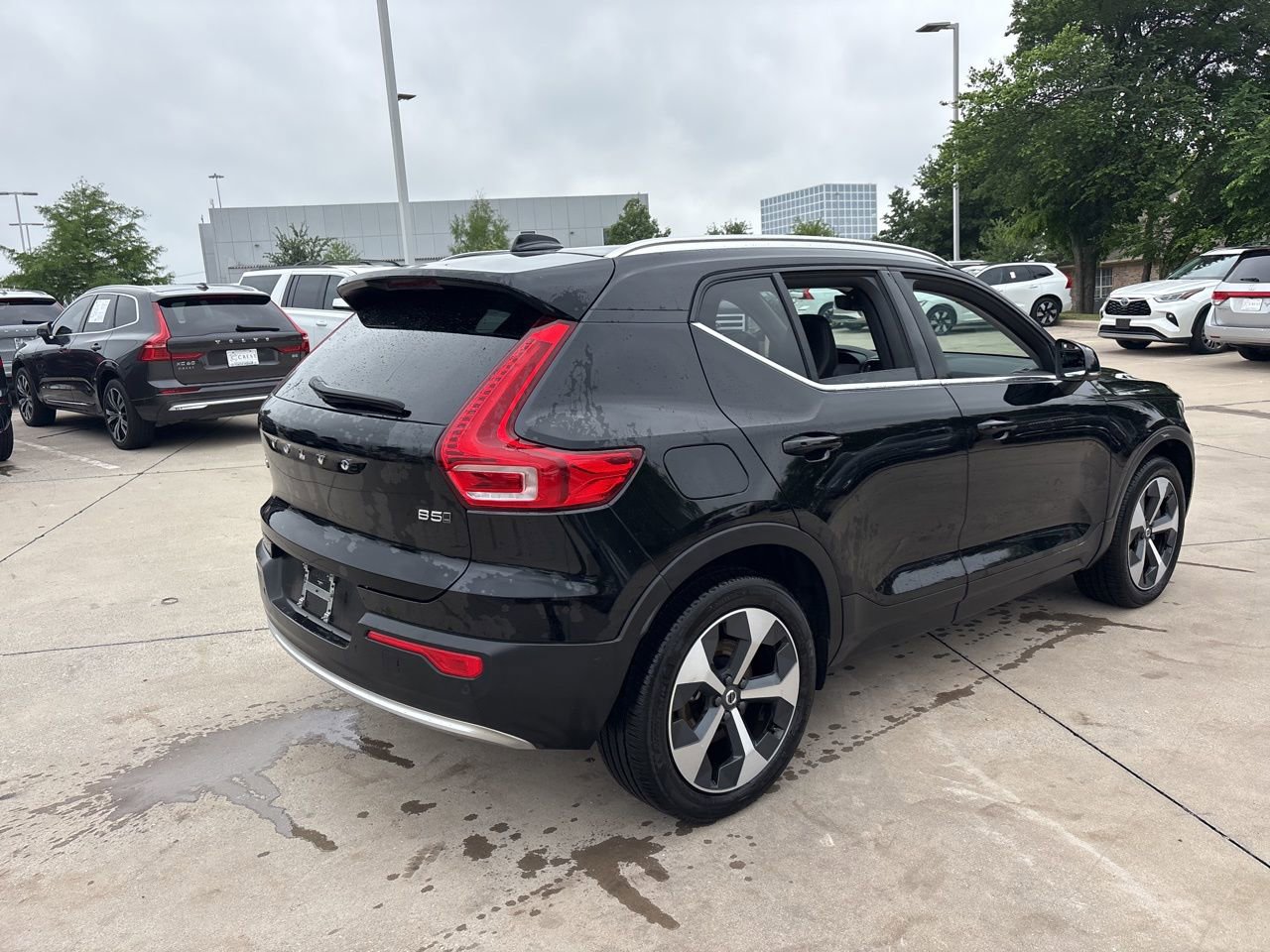 Certified 2025 Volvo XC40 B5 Plus AWD/4WD image 5