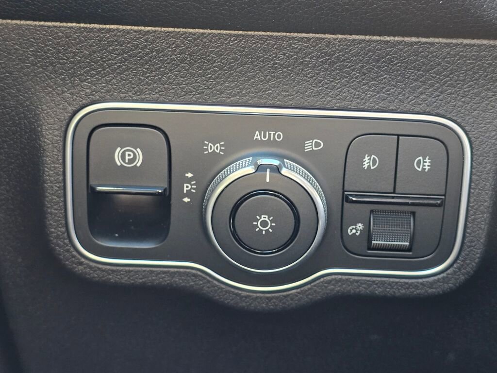 Certified 2025 Mercedes-Benz GLB 250 4MATIC image 39