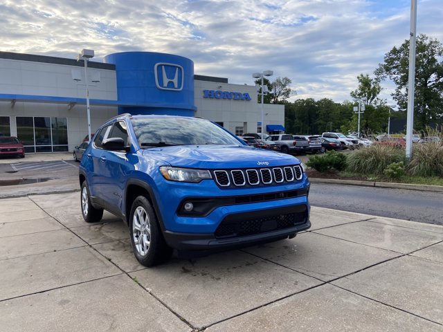 Used 2024 Jeep Compass Latitude AWD/4WD image 2