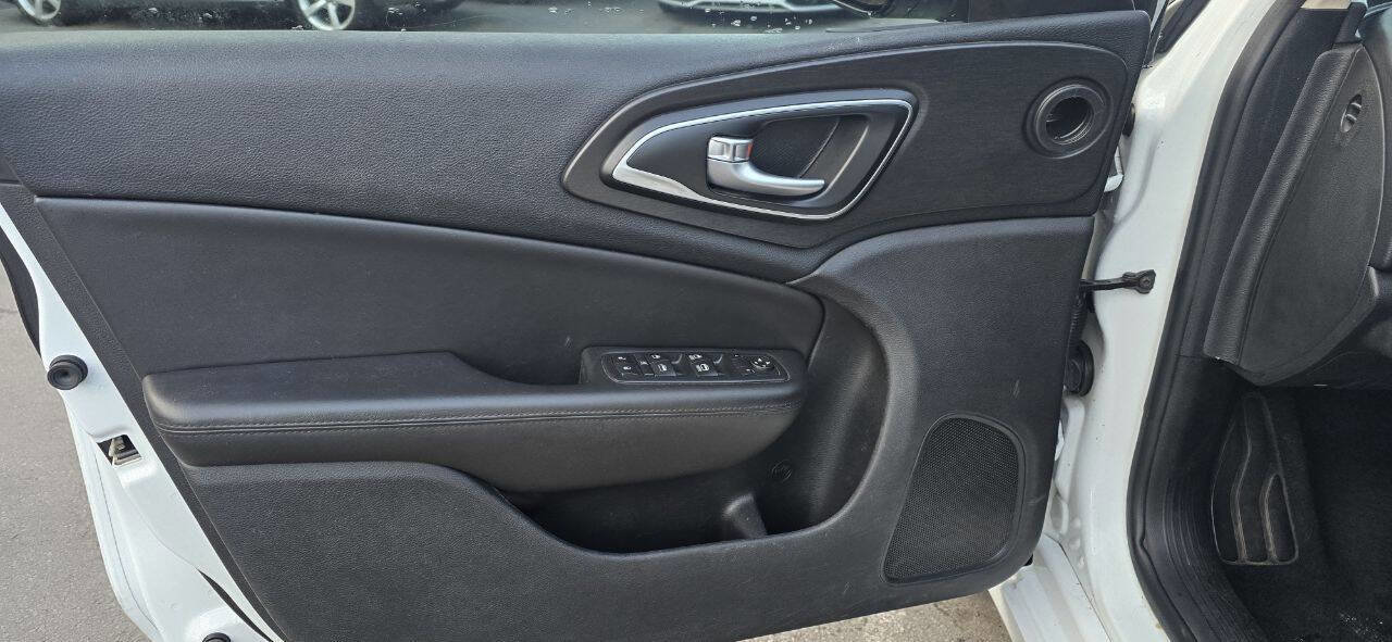 Used 2017 Chrysler 200 Limited Platinum w/ Comfort & Convenience Group image 11