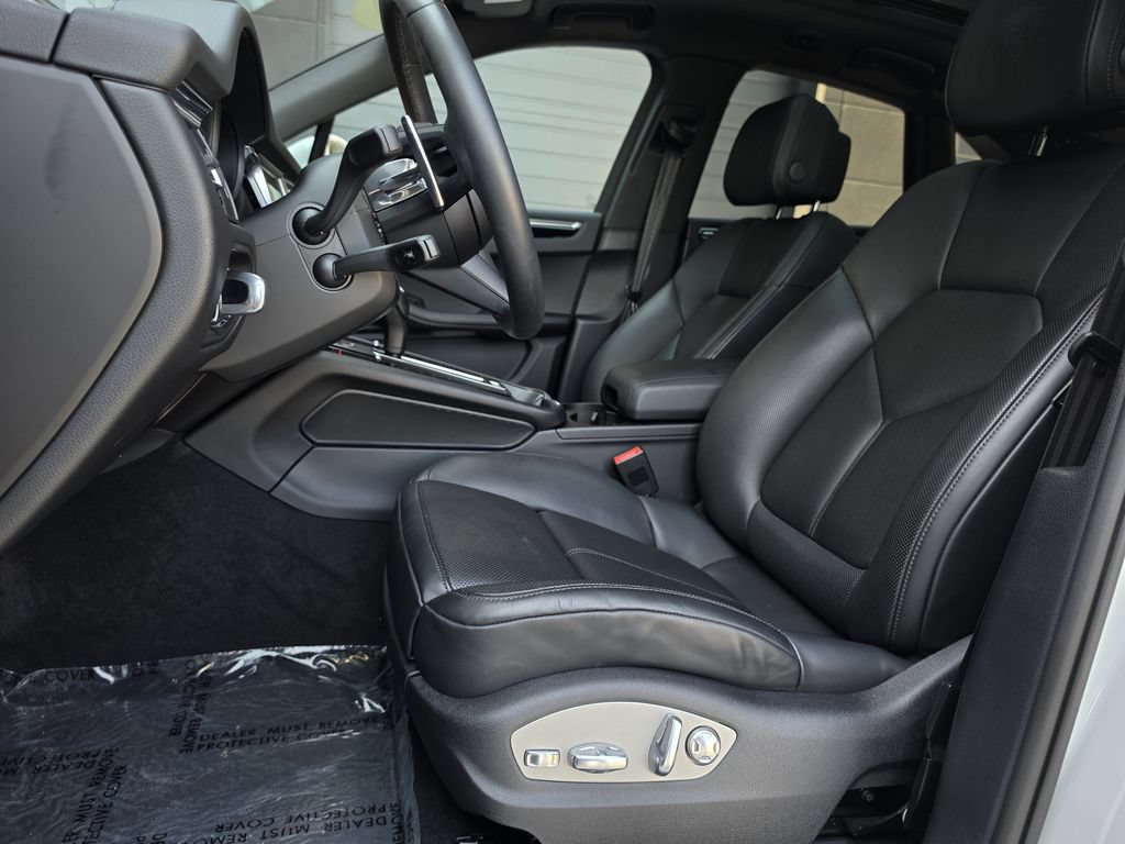 Certified 2025 Porsche Macan Turbo AWD/4WD image 16