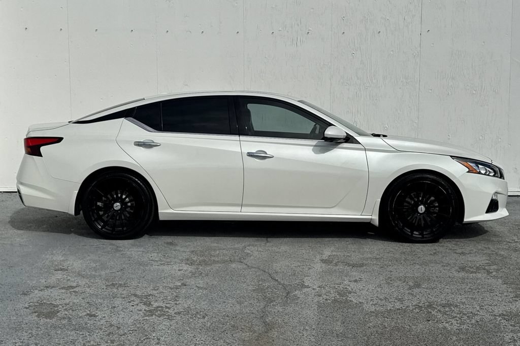 Used 2019 Nissan Altima 2.0 Platinum FWD image 2