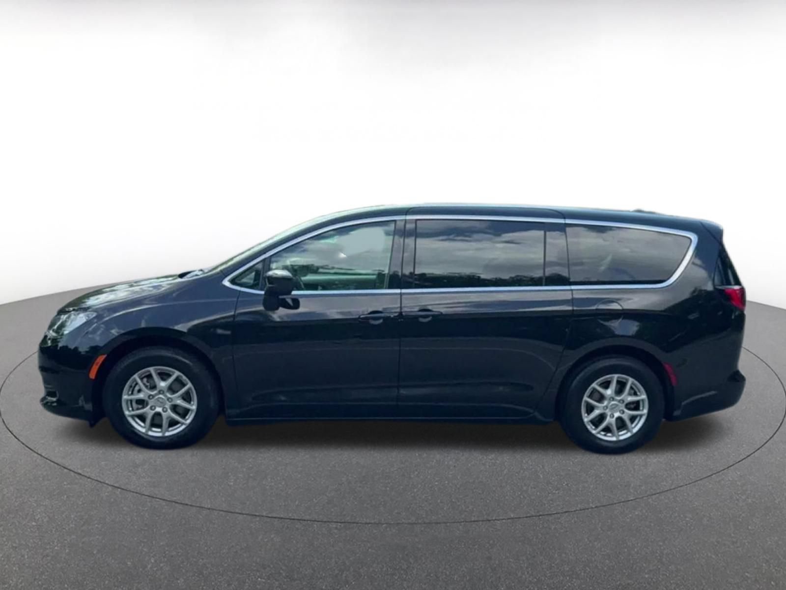 Used 2024 Chrysler Voyager LX FWD image 9