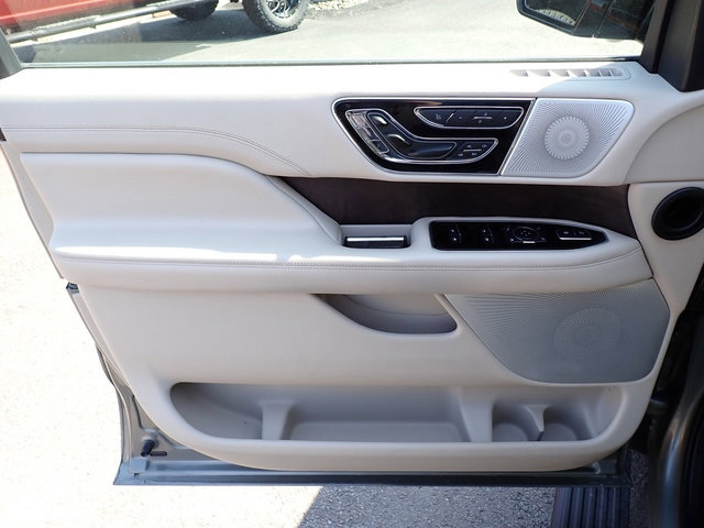 Used 2019 Lincoln Navigator Reserve image 19