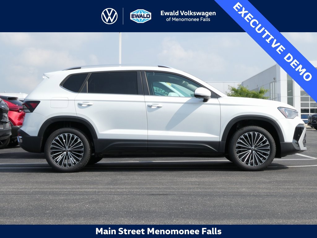 Certified 2025 Volkswagen Taos SE image 2