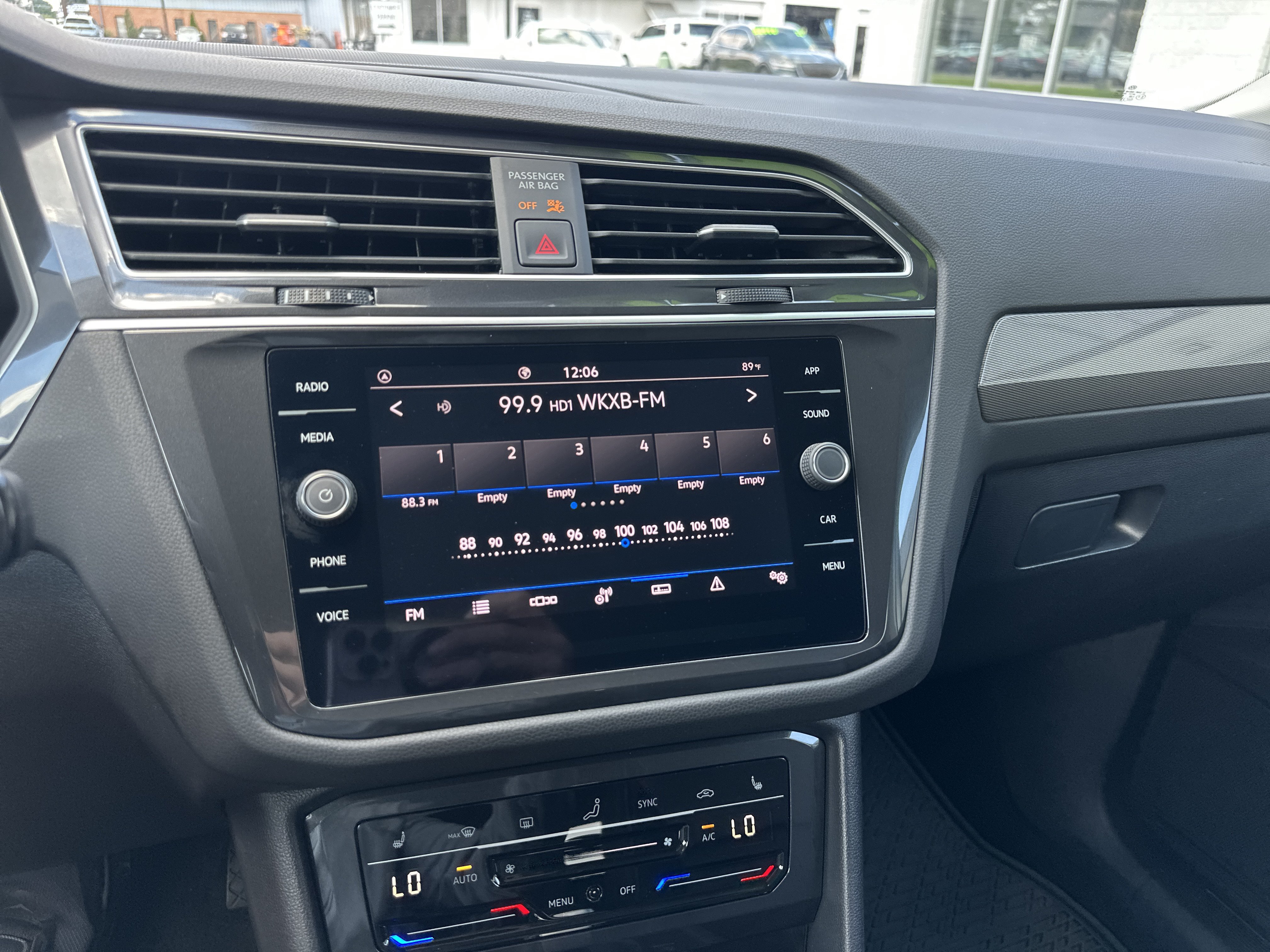 Used 2024 Volkswagen Tiguan SE FWD image 17
